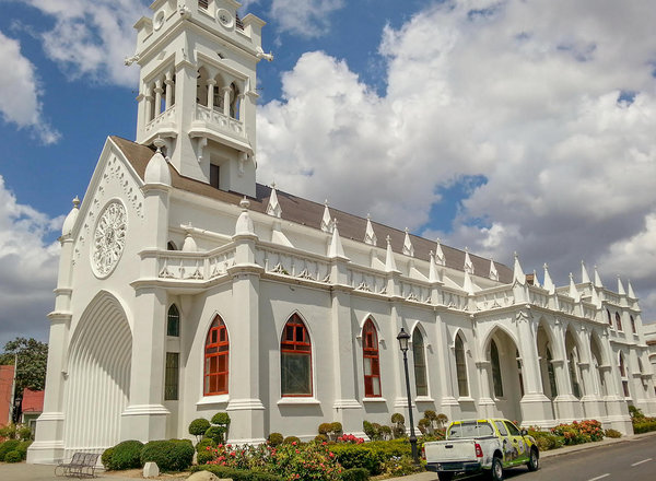 Catedral San Pedro Apóstol en San Pedro de Macorís que tiene en sus archivos registros de bautizo dominicanos muy antiguos