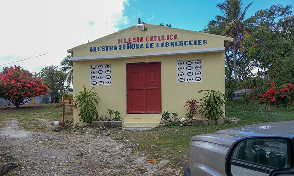 La pequeña iglesia Nuestra Señora de las Mercedes en el campo cerca de San Cristóbal, República Dominicana