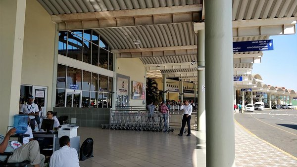 Santiago airport on a quiet day: Arriving passengers exit the terminal through the glass doors on the left, whilst  on the right of the photo departing guests arrive for check-in