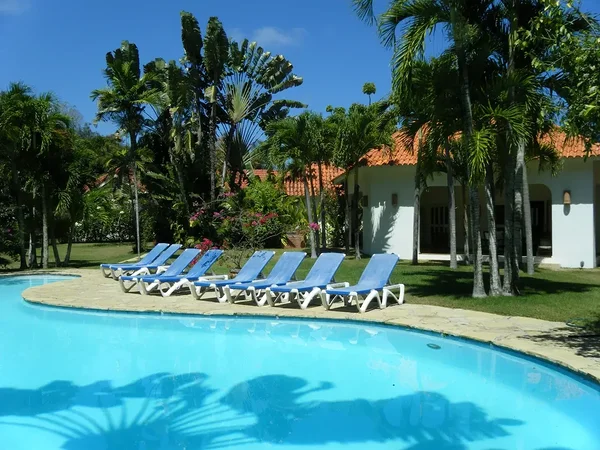 Grande piscine privée et jardin tropical de la villa The White House à Sea Horse Ranch