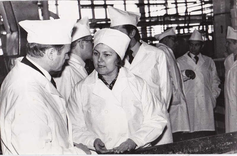 Aino Pirk, tehnoloog koos ministeeriumi töötajatega 1982