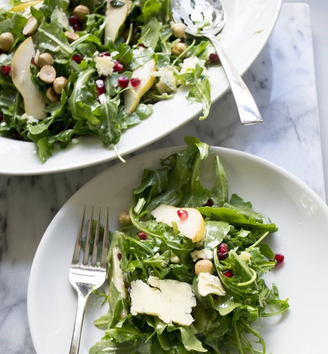 Sametine rukola, pirni ja sinihallitusjuustu salat