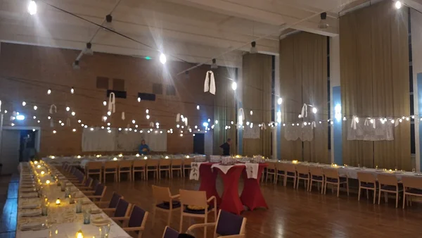 Taga seinal on 100 aastased linad ja kardinatel heelegldatud pitskardinad