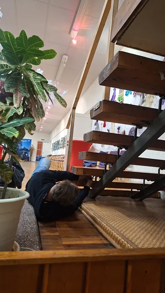 Kalmer avastas midagi trepi alt, mis vajas parandamist