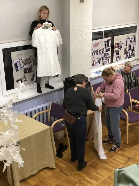 Anne, Aili ja Ene panevad pulmakleite välja