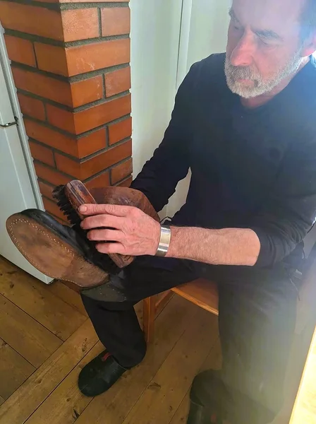 Tõnis viksib saapaid