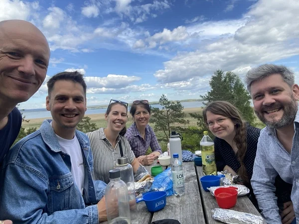 Der Vorstand von FHN mit weiteren ehrenamtlichen. Vlnr: Dr. Martin Eckhardt (1. Vorsitzender), Yannick Althen (Beisitzer, Projektverantwortlicher Ecuador), Evy Keeny-Ritchie (Ehrenamtliche), Andrea Muschiol (Schatmeisterin, Projektverantwortliche Rwanda), Dr. Anne Schiffer (Ehrenamtliche), Dr. Andy Matson (2. Vorsitzender). Es fehlen Haya Albabbili (Beisitzerin, Projektverantwortliche Ghana Wasser) und Linnea Midlöv (Beisitzerin, Projektverantwortliche Nepal)
