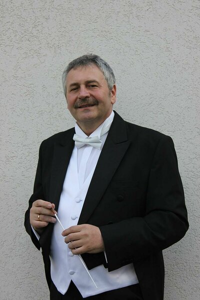Dirigent doktor József Csikota (Ungari)