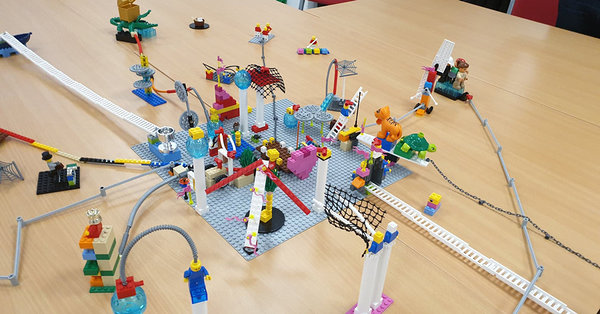 Construction en LEGO pendant une session SERIOUS PLAY