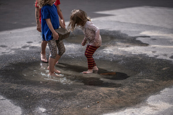 Spetsiaalselt asfaldisse jäetud vett koguv lohuke Aparaaditehase hoovis - lapsed saavad mängida, linnud ja loomad juua. Foto: Katre Liiv