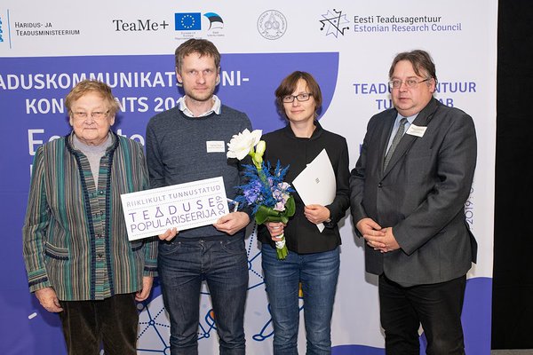 ELFi juhatuse esimees Tarmo Tüür ja Tartu Ülikooli vanemteadur Tsipe Aavik auhinna kättesaamisel. Foto: 