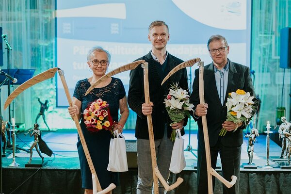 Tunnustatud pärandniitude majandajad: Astra Ait ja Mario Talvist Saaremaalt ja Kalju Simpson Läänemaalt. 