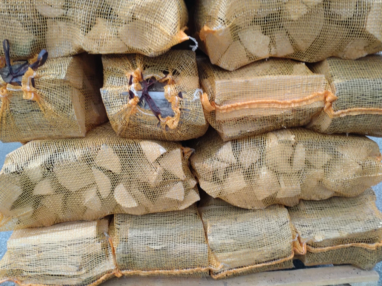 kuivad-segapuu-kaminapuud-25cm-40L-võrkkotis.jpg Dry mixed firewood 25cm, 40L mesh bag.