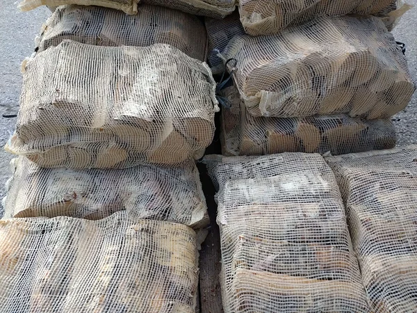 kask-kuttepuud-25cm-20l-vorkkott.jpg Всегда сухие берёзовые дрова 25 см в сетке 20L – долго горят, для сауны и камина