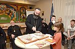 Piiskop Makarios kooki lõikamas
