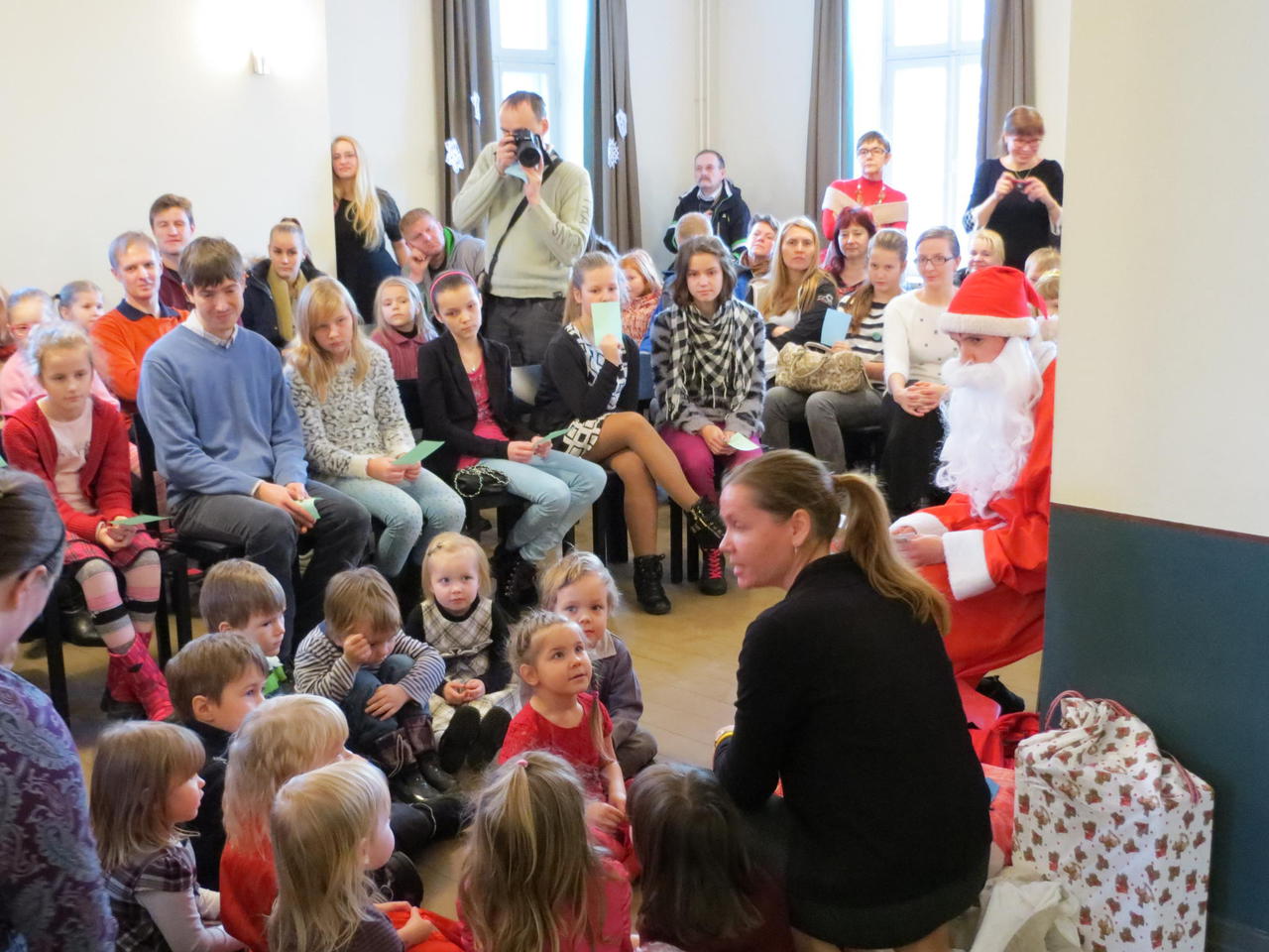 25. detsember 2014 2 - 4 aastaste rühma etteaste jõuluvanale pühapäevakooli jõulupuul