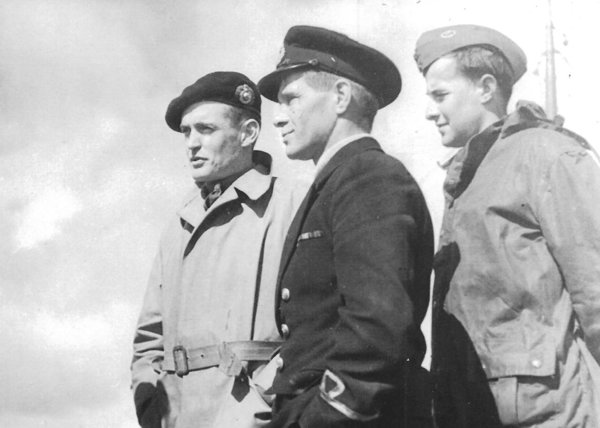 Leif Larsen (keskel)