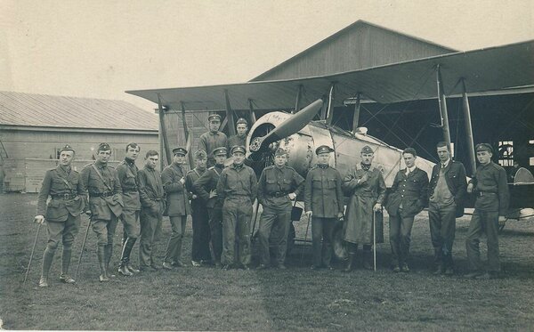 Lendurid, lennuk ja lennukiangaar Lasnamäe lennuväljal 1920. TM F 644:3, Tartu Linnamuuseum