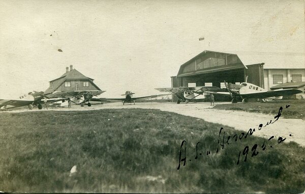 Aeronaudi hooned Lasnamäe lennuväljal. Erakogu