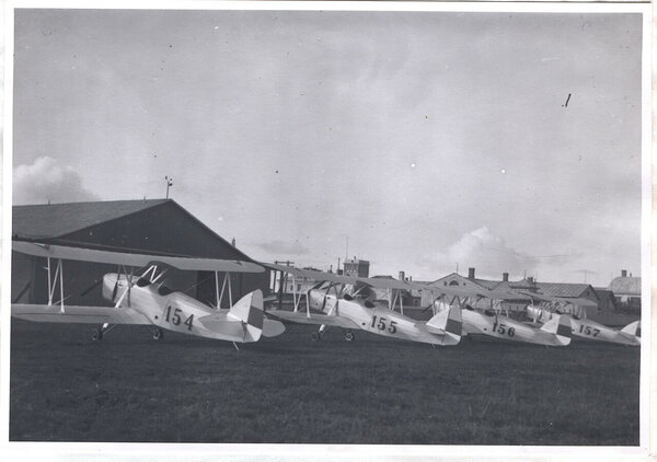 Õppe-treeninglennukid PON-1a Lasnamäe lennuväljal. Erakogu.