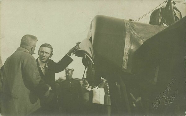 Lendur Marcel Brindejonc des Moulinais demonstreerib vaatajaile oma lennukit. TLM F 3370, Tallinna Linnamuuseum
