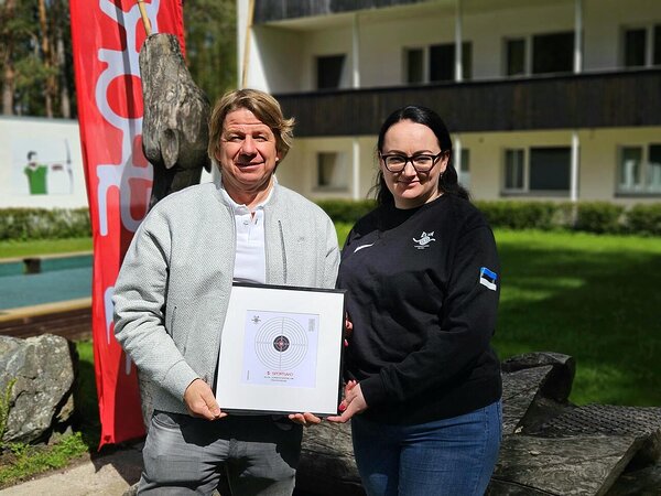 Fotol vasakult Sportlandi kaasasutaja Are Altraja ja Elva Laskespordiklubi juhatuse liige Maarja-Liisa Maasik