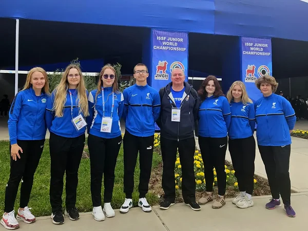 Eesti koondis juunioride MMil Peruus (vasakult): Marianne Tavits (treener), Marja Kirss, Anastassia Olewicz, Ragnar Juurik, Margus Uhek (treener), Susanna Sule, Marleen Riisaar, Kairi Heinsoo (treener).