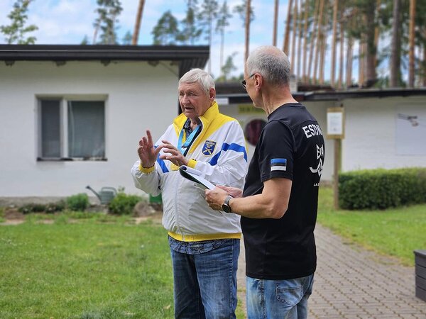 Vasakul Rootsi püstolilaskur, olümpiavõitja Ragnar Skanaker