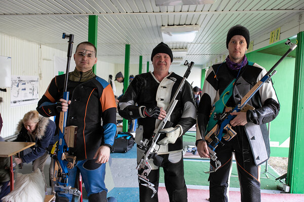 Meeste 3x40 lasku standardharjutuse finaali esikolmik: (vasakult) Kaur Laurimaa, Rimvydas Specius ja Marek Tamm