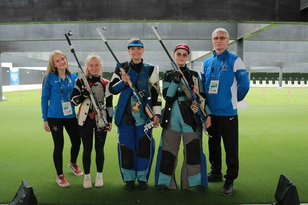 Eesti naisjuunioride võistkond võitis 4. koha! Pildil vasakult: Marianne Tavits, Marleen Riisaar, Katrin Smirnova, Anastassia Olewicz ja Aleksandr Makarov (Foto: Andy Crus Maza)