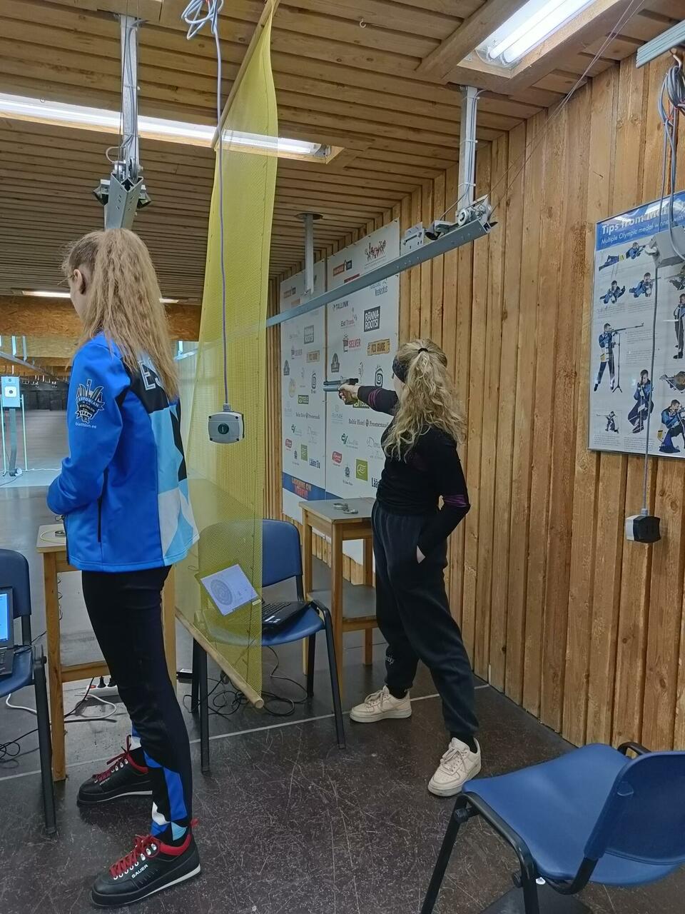 Eesti noorte meistrivõistlustel õhupüstoli harjutuses uue isikliku rekordi lasknud Lisell Väljak (pildil paremal)