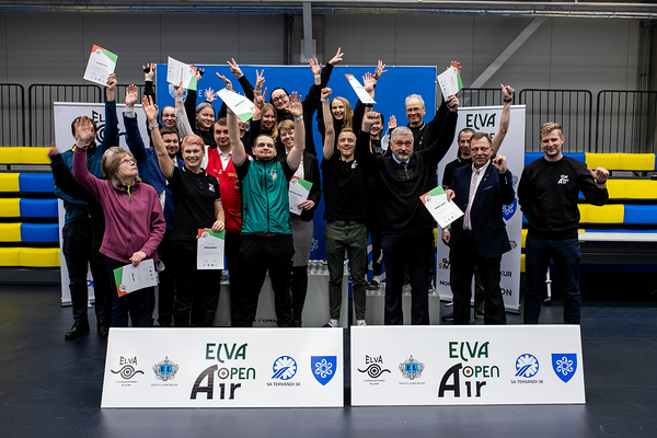 Elva Open Air 2022 peakohtunik Marko Leppä (esireas paremalt teine) koos oma meeskonna ja korraldajatega. 