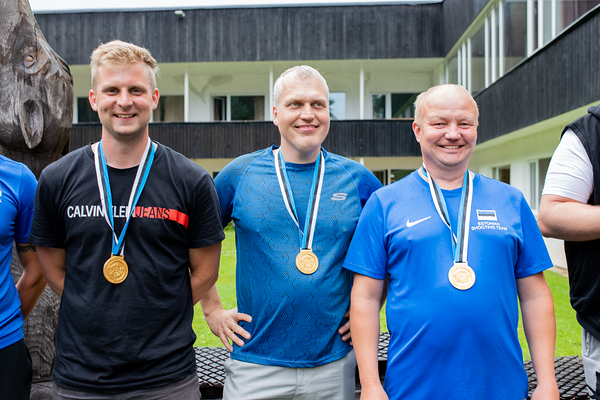Elva meeskond (vasakult Lennart Saarepuu, Aivar Vanakamar ja Reijo Virolainen) võitis standardpüstoli harjutuses kuldmedali