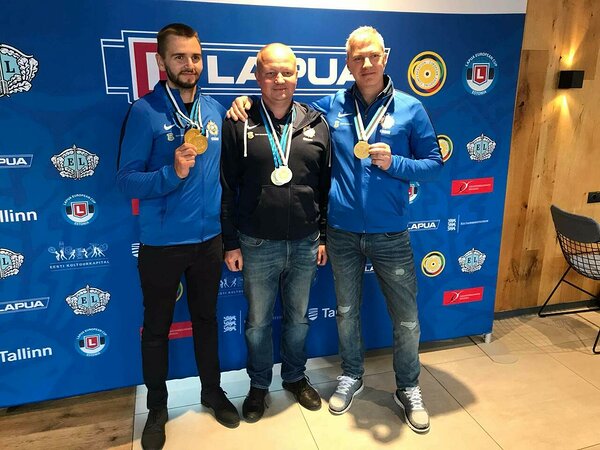 Kulla ja Eesti uue rekordi täiskaliibrilises püstoliharjutuses teinud Eesti meeskond, vasakult Peeter Olesk, Reijo Virolainen ja Fred Raukas.