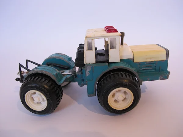 Muuseumi kogusse kuuluv mängutraktor.