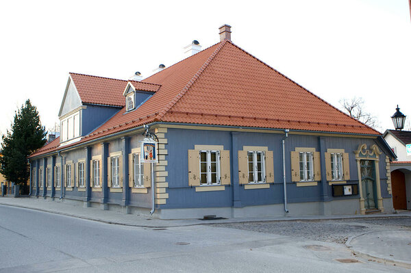 Teatri Kodu maja. Sinine maja punase katusega. 