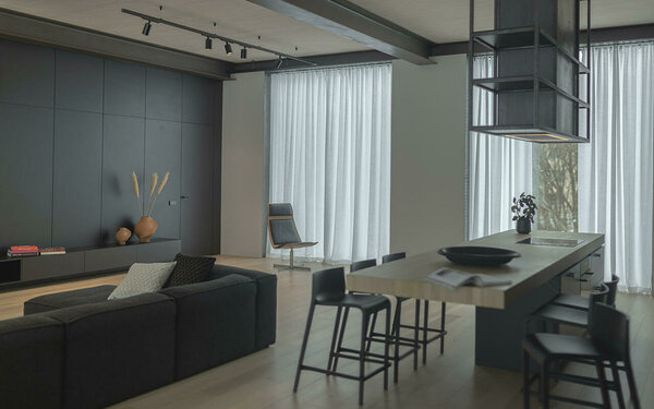 Fabricor stuudio linased külgkardinad ja Kirkby Design x Eley Kishimoto disainpadjad minimalistlikus elutoas. Foto: Ahto Sooaru 