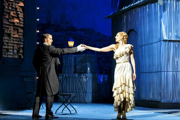 Dániel Foki (Graf Danilo), Sophie Klussmann (Hanna Glawari) © Foto: Marlies Kross, Staatstheater Cottbus