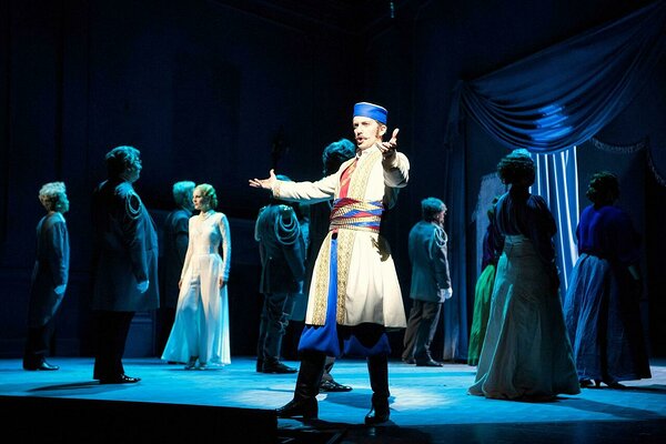 Sophie Klussmann (Hanna Glawari), Dániel Foki (Graf Danilo) © Foto: Marlies Kross, Staatstheater Cottbus