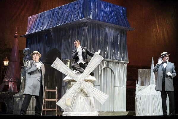 Dirk Kleinke (Cascada), Dániel Foki (Graf Danilo), Matthias Bleidorn (Saint Brioche) © Foto: Marlies Kross, Staatstheater Cottbus