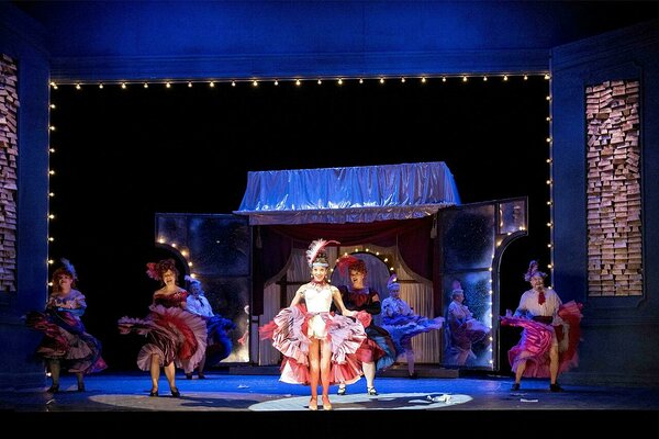 Georgina Melville (Valencienne), Opernchor  © Foto: Marlies Kross, Staatstheater Cottbus