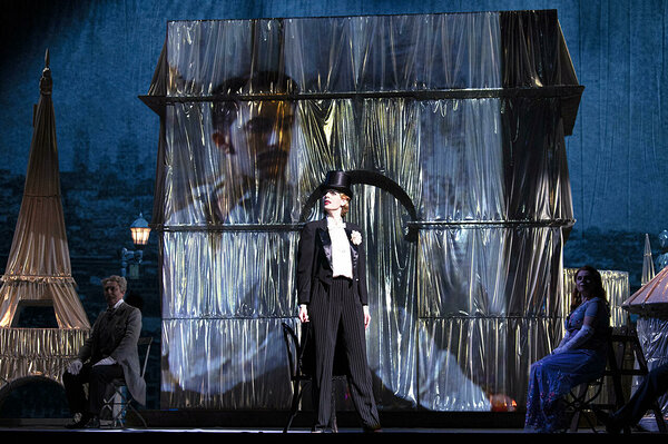 Sophie Klussmann (Hanna Glawari), Opernchor © Foto: Marlies Kross, Staatstheater Cottbus