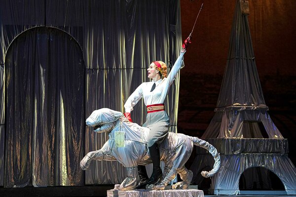 Sophie Klussmann (Hanna Glawari) © Foto: Marlies Kross, Staatstheater Cottbus