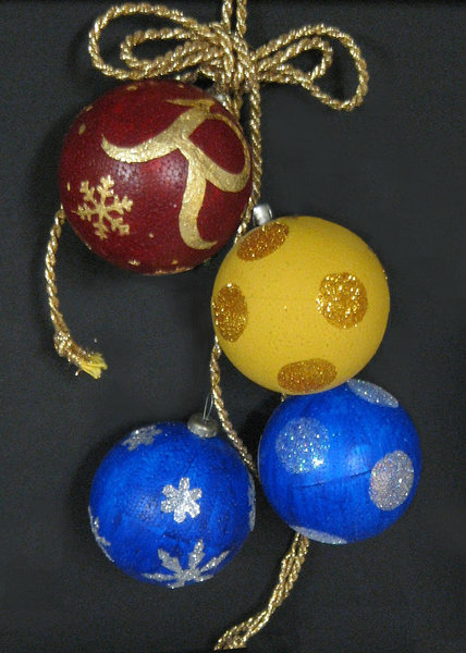 Kuldamistöötuba jõuludeks. Peale metallilehtedele võib sära lisamiseks kasutada ka glitterpulbreid.