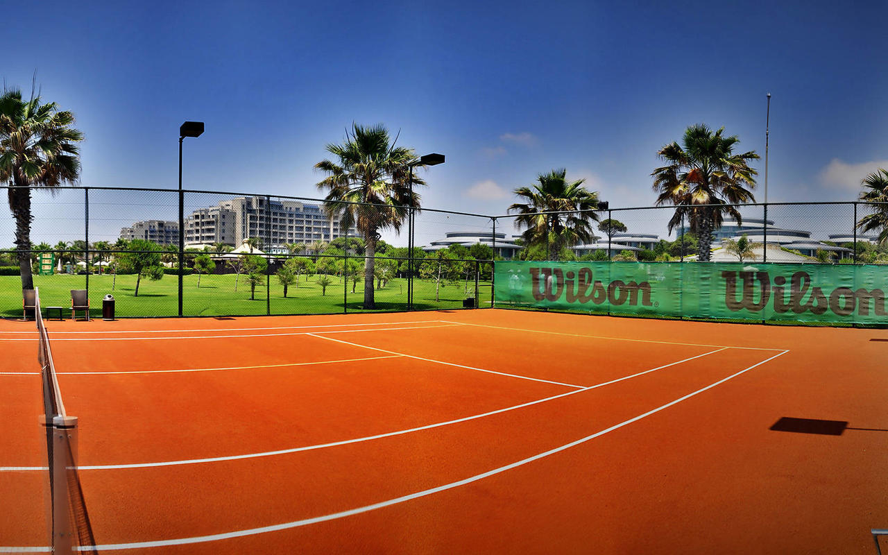 Теннисный корд. Теннисный корт лакшери. Теннисные корты в Куала Лумпур. Теннисный корт пальмы. Самые красивые корты теннисные.