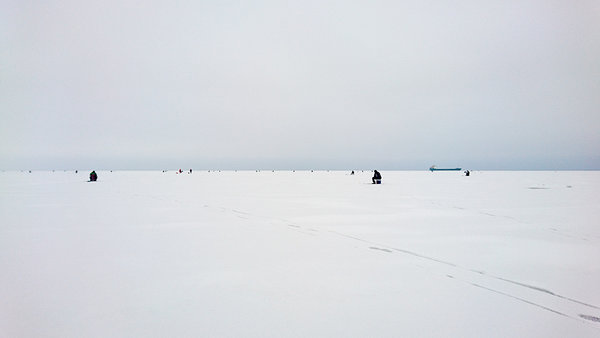 Mehed, kalad ja laevaliiklus Pärnu lahel.