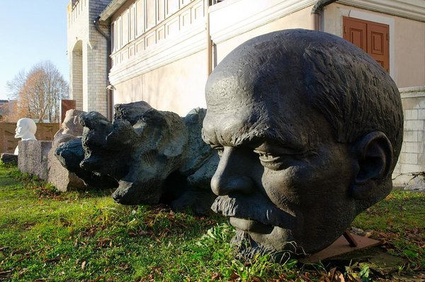 MÄLU. Nõukogudeaegsed monumentaal- skulptuurid Maarjamäe lossi pargis.