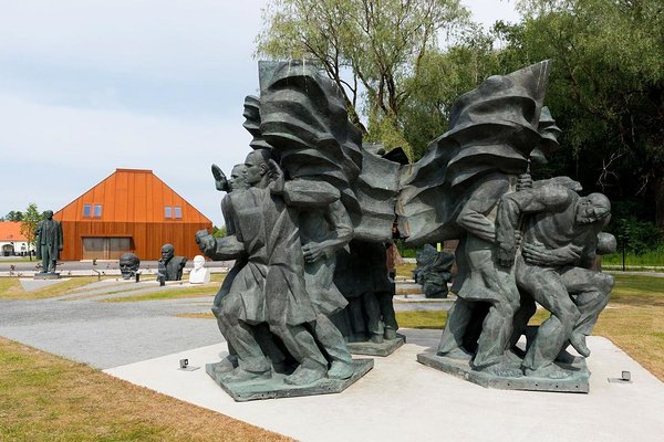 neuvostoaikaisten
patsaiden ulkoilmanäyttely