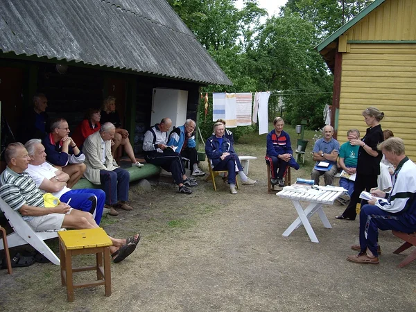 Suvekool Lagedil, koolitundi peab Soome Spordiajaloo Ühingu president Leena Laine (2006). FOTO: ESAS