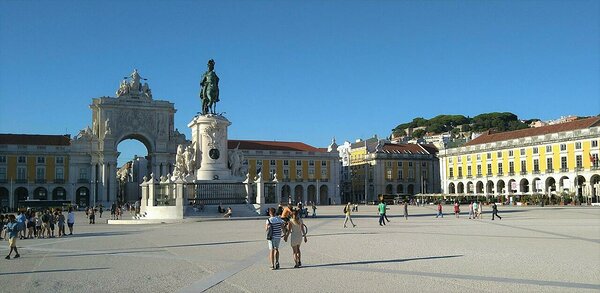 Portugali pealinn tervitas spordiajaloolasi üle 25 kraadise sooja, aga sekka ka mõne vihmasagaraga. Pildil Praça do Comercio väljak päikselisel hetkel